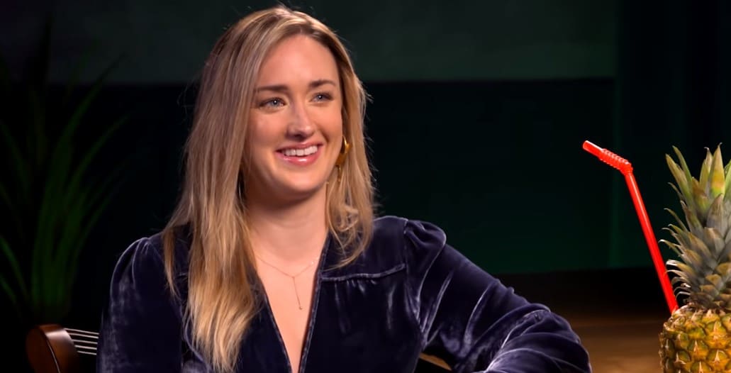 Эшли Джонсон в роли Элли