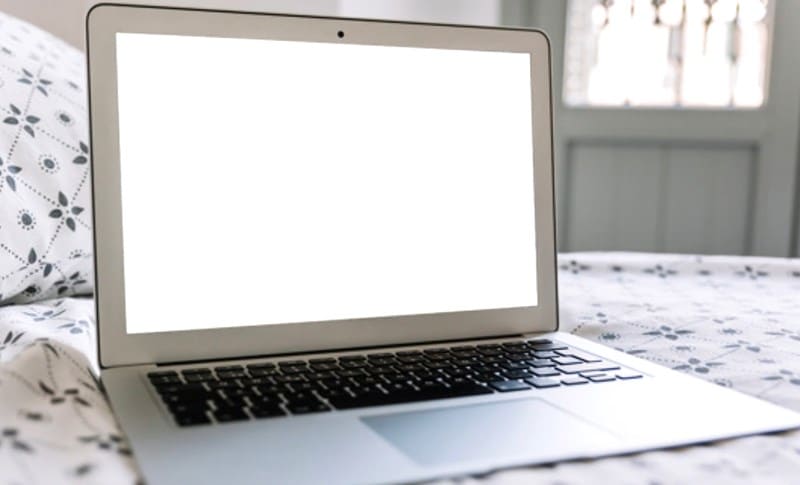 Не устанавливайте ноутбук на тканевую поверхность