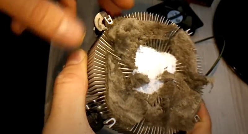 Запыленный кулер компьютера