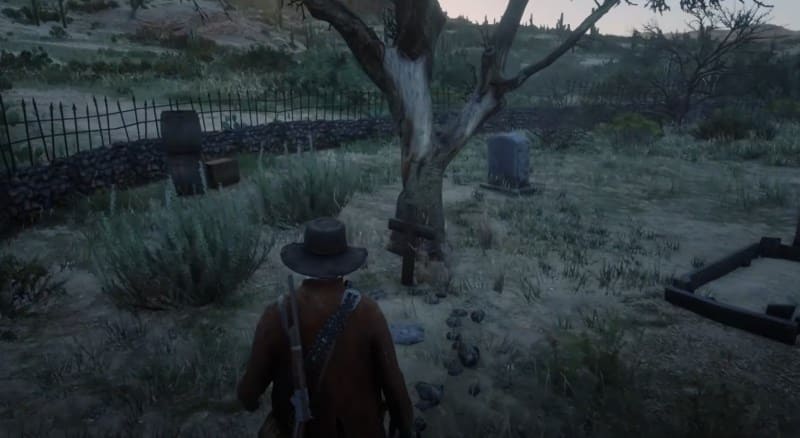 Деревянный крест под деревом